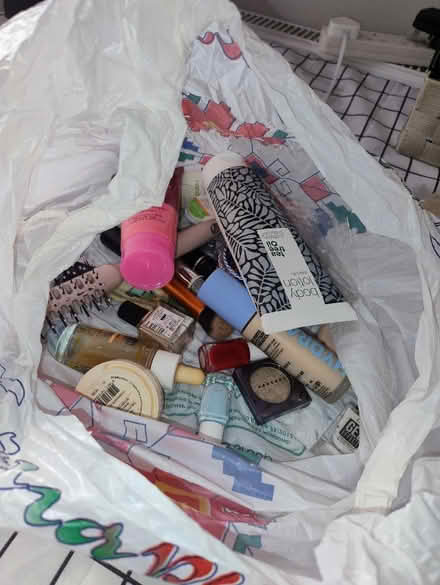 Photo of free Bag of makeup & toiletries (N8) #1