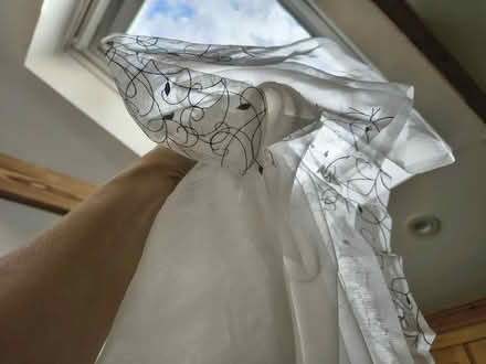 Photo of free White sheer voile, with pattern. 1.5 m x 6 m. 2 holes. (Risinghurst OX3) #4