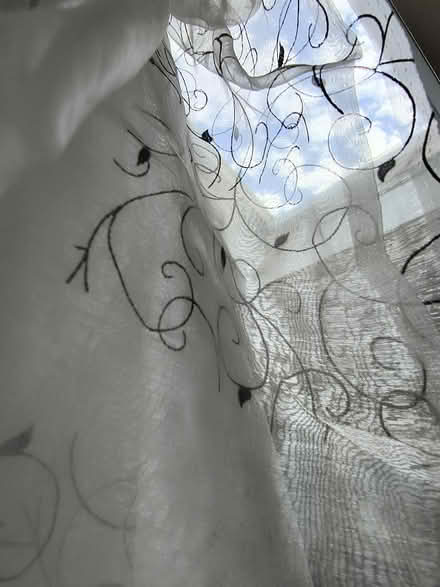 Photo of free White sheer voile, with pattern. 1.5 m x 6 m. 2 holes. (Risinghurst OX3) #3
