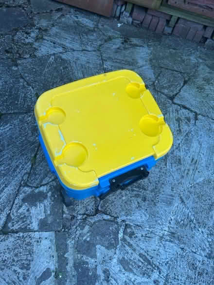 Photo of free Igloo cool box (DY4) #1