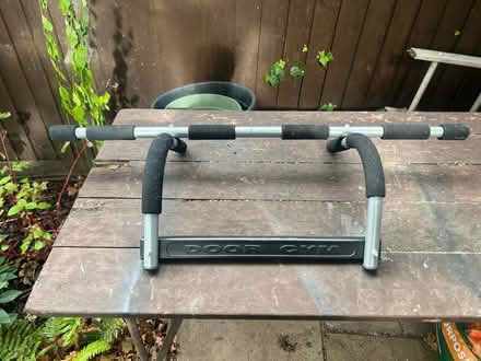 Photo of free door pull up bar (RG4) #1
