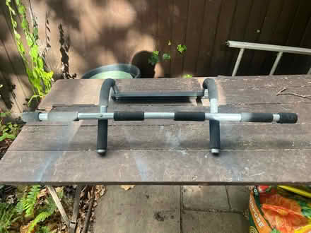 Photo of free door pull up bar (RG4) #2