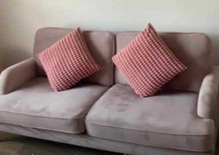 Photo of free Pink sofa (De7 9la) #1