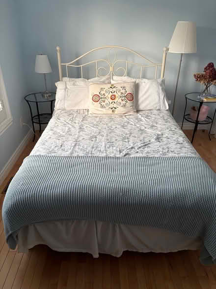 Photo of free Queen bed (Ville St Laurent) #1