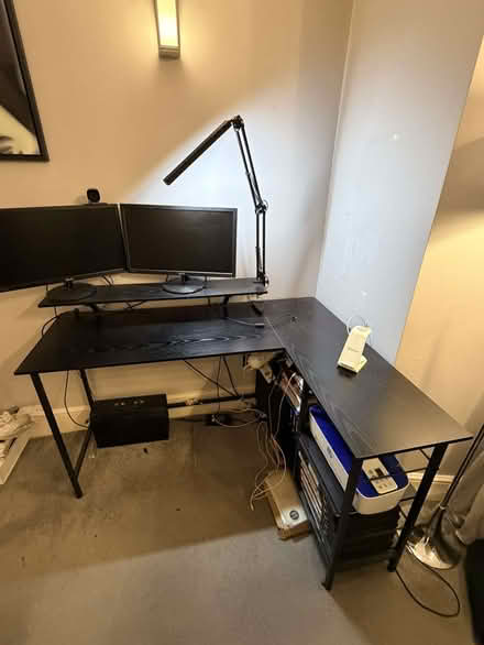 Photo of free Corner desk - perfect condition (Earls Court SW10) #1