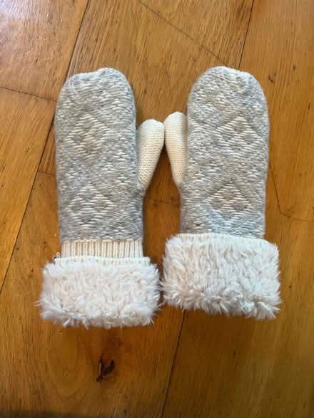 Photo of free Women’s gloves (OX14) #1