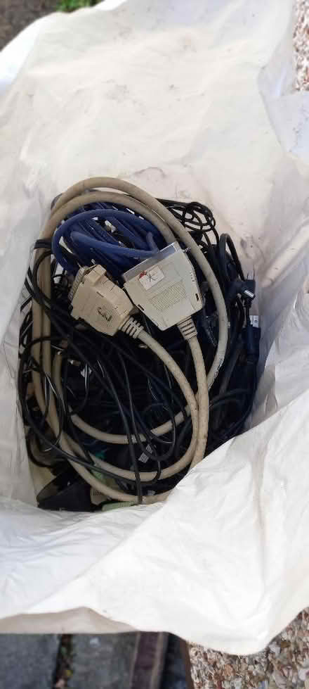 Photo of free Computer/ electrical leads (Pant SY10) #1