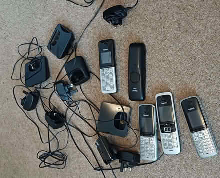Photo of free 6 Dect handsets and 5 charging cradles (with issues/broken) (Rushmere IP4) #2