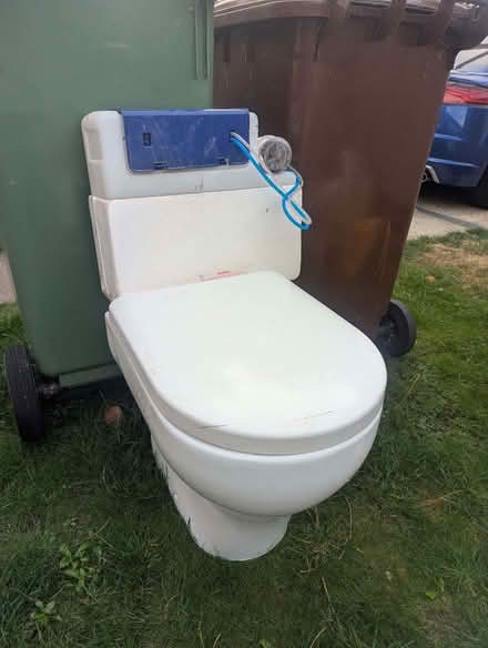 Photo of free W/C and flush (Warden Hill GL51) #1