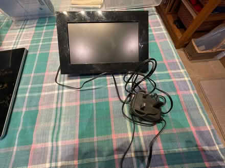 Photo of free digital scrolling picture frame (wrington bs405nb) #1