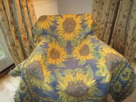 Photo of free Heavy, sunflower design throw 120x150cms (Staunton on Arrow LD8) #1