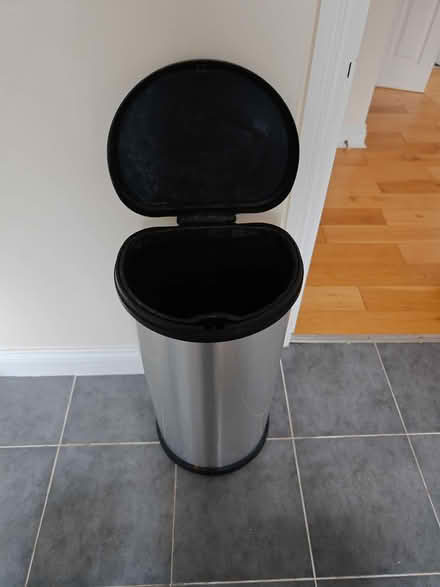 Photo of free Bin with lid (Surrey Quays SE8) #1
