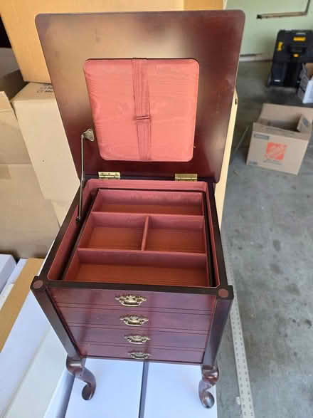 Photo of free Small jewelry case (Newark) #1