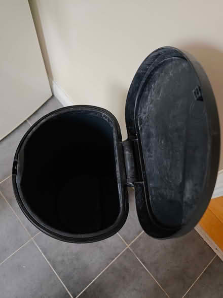 Photo of free Bin with lid (Surrey Quays SE8) #3