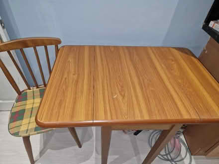Photo of free Extendable table and 2 chairs (Round Hill BN2) #1