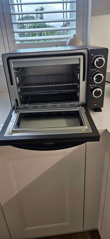 Photo of free Small oven (South Benfleet SS7) #2