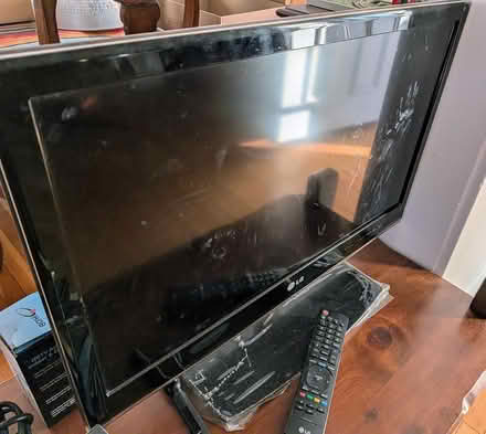 Photo of free 2012 small LG TV (Anna st in Teaneck) #1