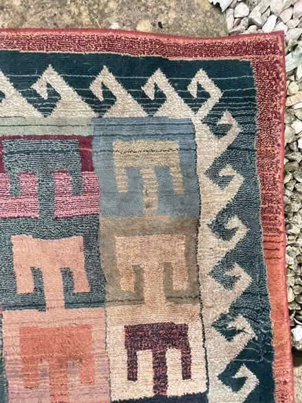 Photo of free Large patterned rug (Kersey IP7) #4
