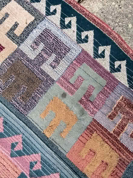 Photo of free Large patterned rug (Kersey IP7) #3