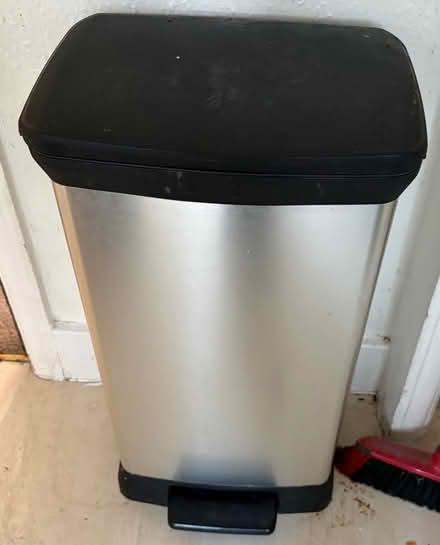 Photo of free Large kitchen pedal bin (93 Kidbrooke Park Road SE3) #1