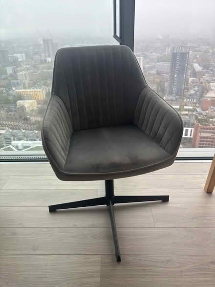 Photo of free desk chair (islington EC1V) #1