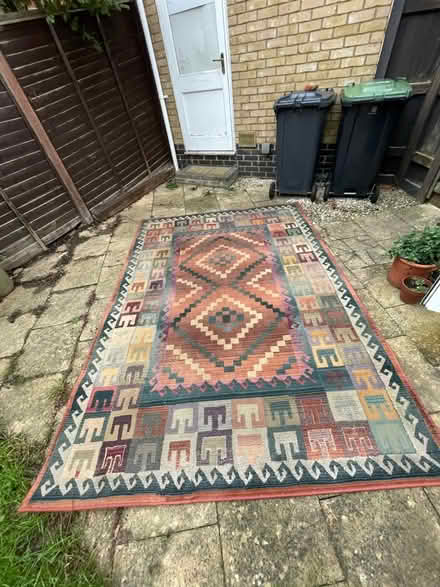 Photo of free Large patterned rug (Kersey IP7) #2