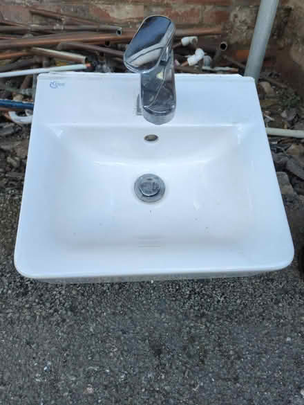Photo of free Small washbasin (Ilkley LS29) #1