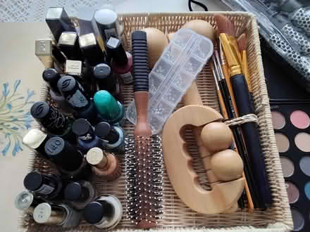Photo of free Various Cosmetics & Brushes (DA1) #2