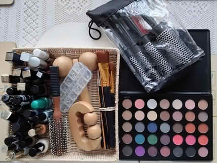 Photo of free Various Cosmetics & Brushes (DA1) #1