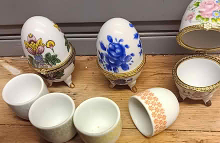 Photo of free 4 China egg cups+trinket boxes (Allington NG32) #2