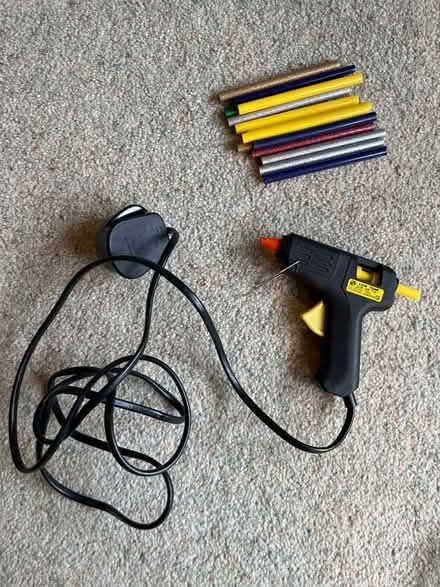Photo of free Small glue gun with glue rods (De Parys MK40) #1