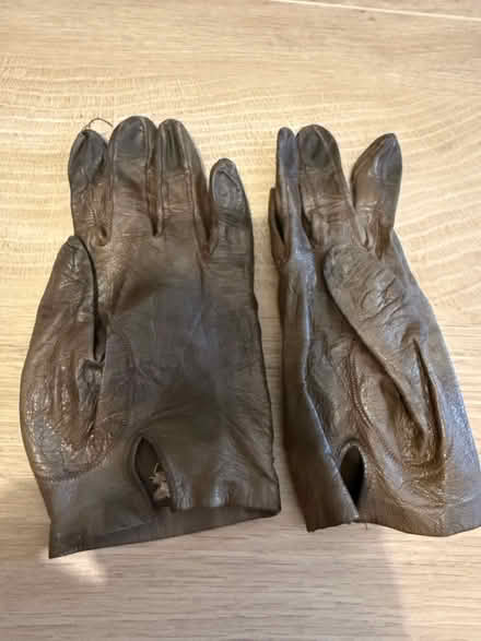Photo of free Small leather gloves (Brixton SW9) #2