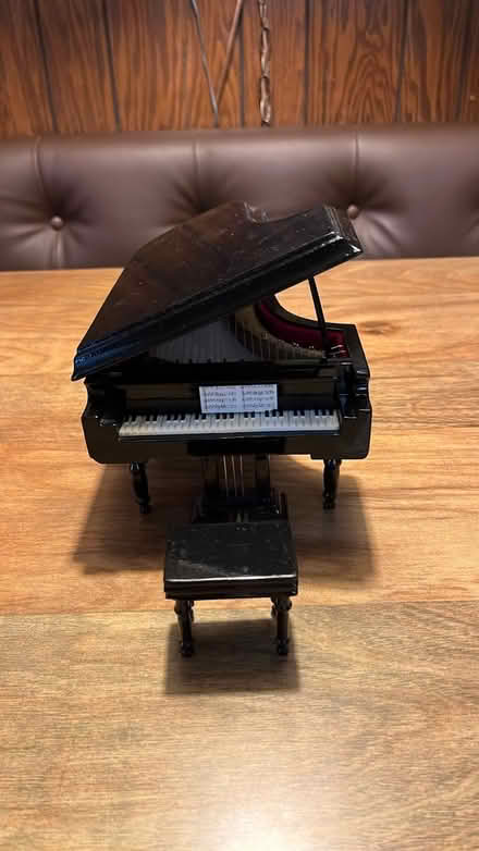 Photo of free Miniature grand piano figurine (Niles) #2