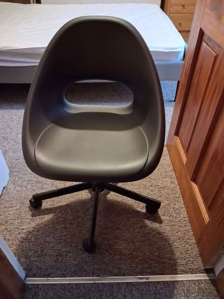 Photo of free Desk / office chairs x3 (Primrose LA1) #2