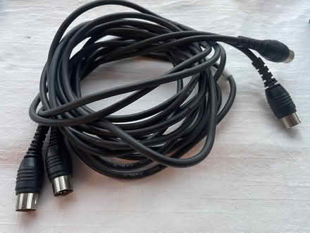Photo of free MIDI cables – 2 x 3-metre cables (Bruntsfield EH10) #1