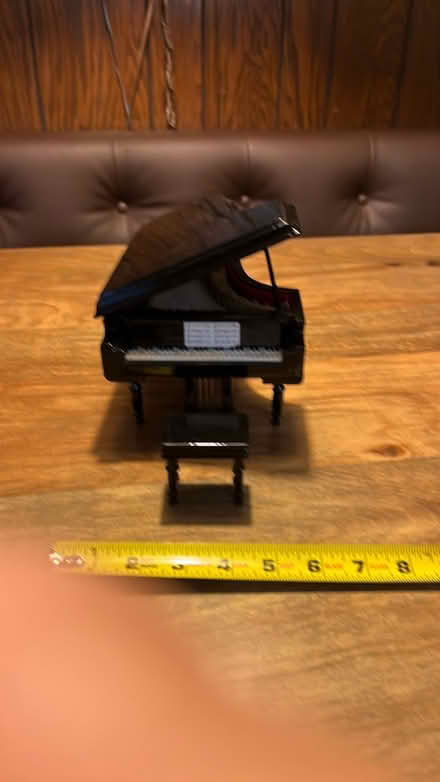 Photo of free Miniature grand piano figurine (Niles) #1