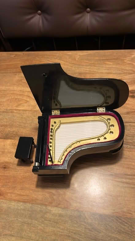 Photo of free Miniature grand piano figurine (Niles) #3