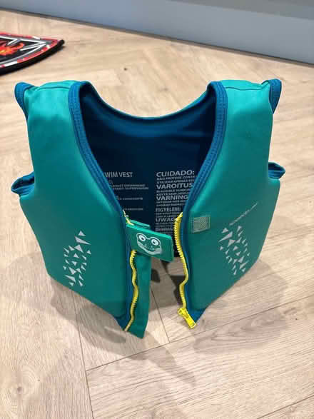 Photo of free Buoyancy jacket age 2-4 (Tring HP23) #2