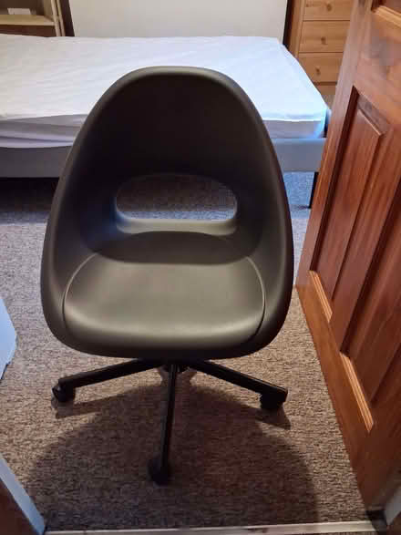 Photo of free Desk / office chairs x3 (Primrose LA1) #1