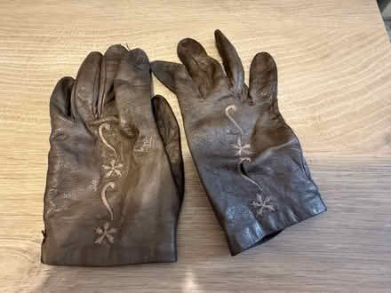 Photo of free Small leather gloves (Brixton SW9) #1