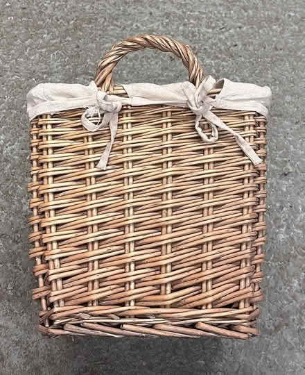 Photo of free Wicker basket with removable, natural-coloured fabric liner (Helton CA10) #3