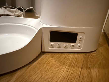 Photo of free Automatic cat feeder (Wickford SS11) #2