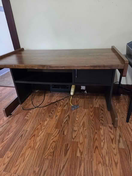 Photo of free Desk (Belleville) #2