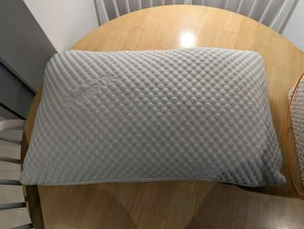 Photo of free X2 memory foam pillows (SE3) #2