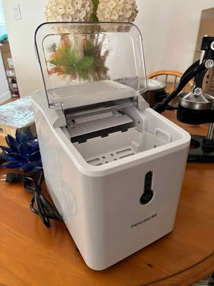 Photo of free Counter Top Ice Maker (West Lake area in Daly City) #1