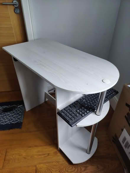 Photo of free White office desk(medium) (UB68PT) #2
