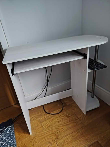 Photo of free White office desk(medium) (UB68PT) #1