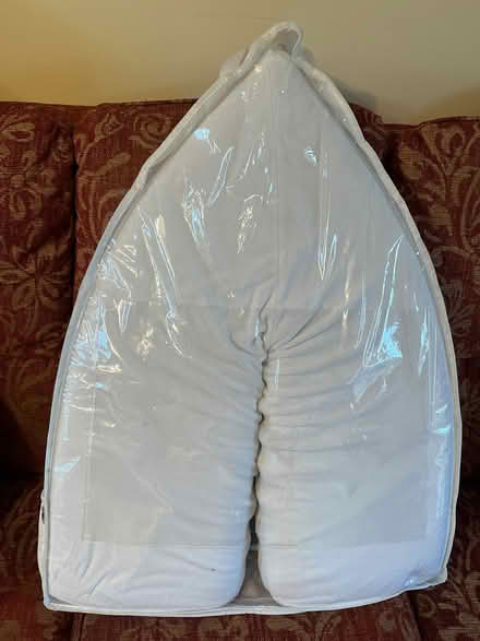 Photo of free V shaped memory foam pillow (Vale of White Horse SN7) #2