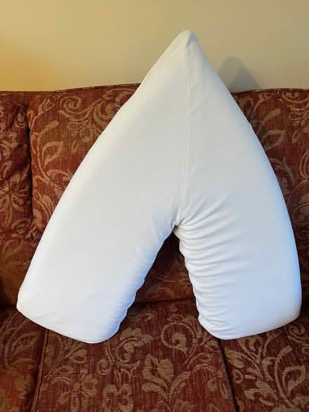 Photo of free V shaped memory foam pillow (Vale of White Horse SN7) #1
