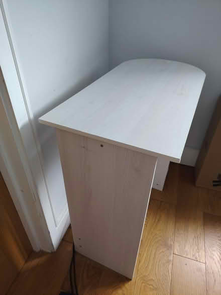 Photo of free White office desk(medium) (UB68PT) #3